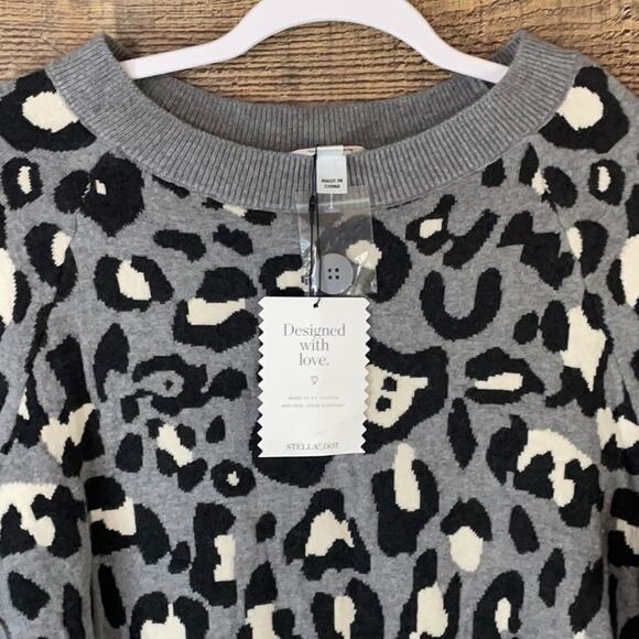 Stella & Dot Side Button Sweater Gray Black Leopard Print SZ Medium NWT - Picture 2 of 9